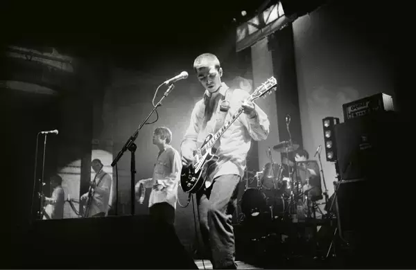 「オアシス秘蔵写真ギャラリー　無名の存在から世界的成功をつかむまでの過程」の画像