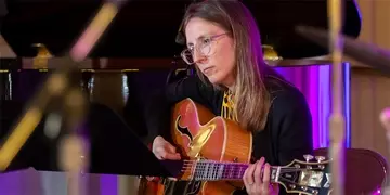 現代最高峰ジャズギタリスト、メアリー・ハルヴァーソンが明かす「実験と革新」の演奏論