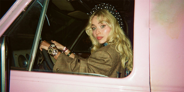 サブリナ・カーペンターがコーチェラ掌握、ヘッドライナー・セットは「ハリウッドへの讃歌」