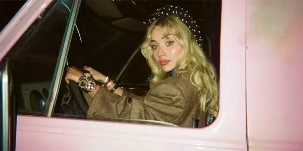 サブリナ・カーペンターがコーチェラ掌握、ヘッドライナー・セットは「ハリウッドへの讃歌」