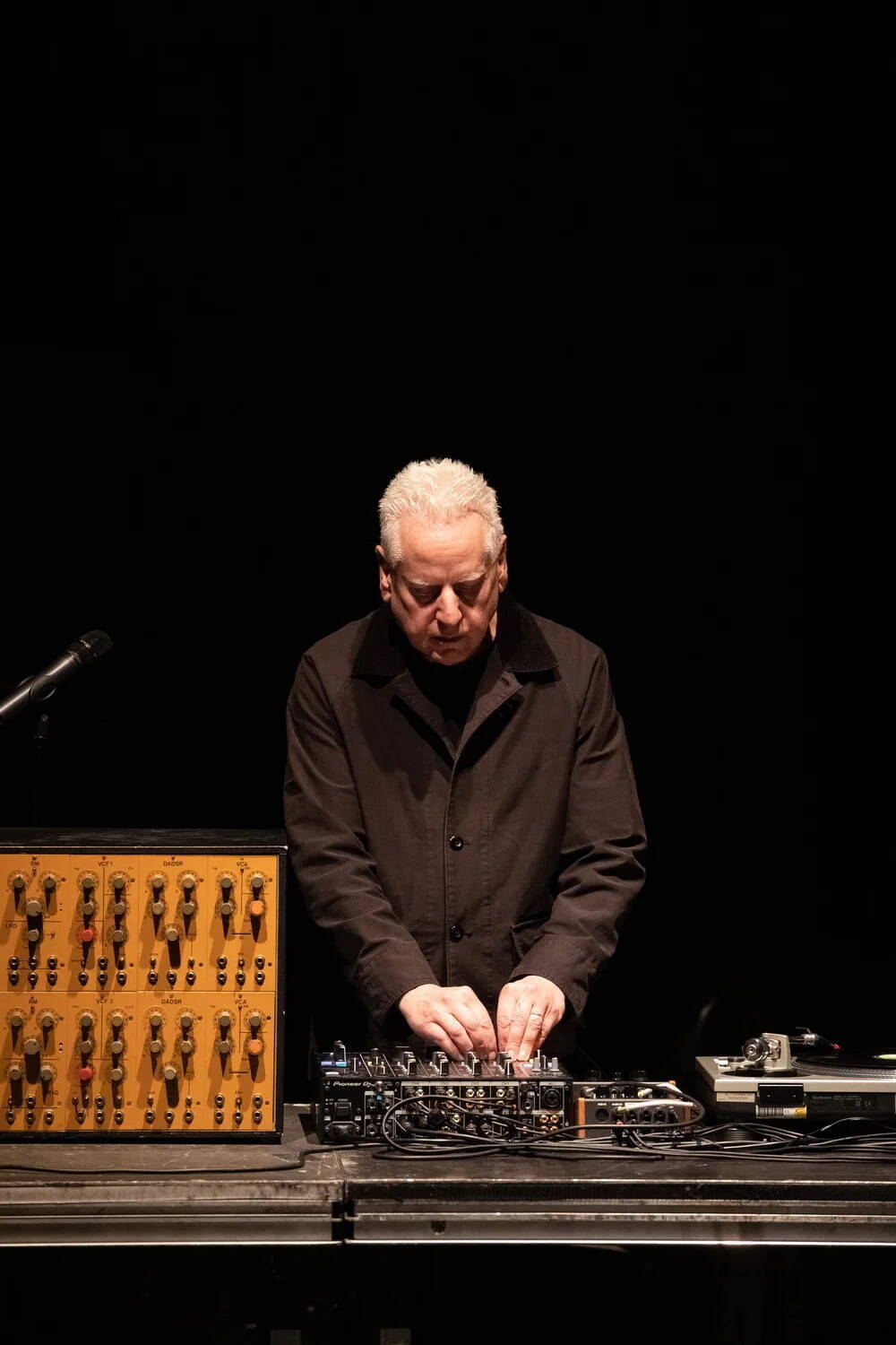 NYミニマルの巨星アーノルド・ドレイブラット、8年ぶりの来日公演まもなく　ジム・オルーク＆石橋英子もアンサンブルに参加