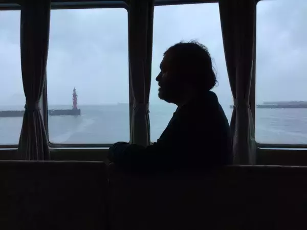 「NYミニマルの巨星アーノルド・ドレイブラット、8年ぶりの来日公演まもなく　ジム・オルーク＆石橋英子もアンサンブルに参加」の画像