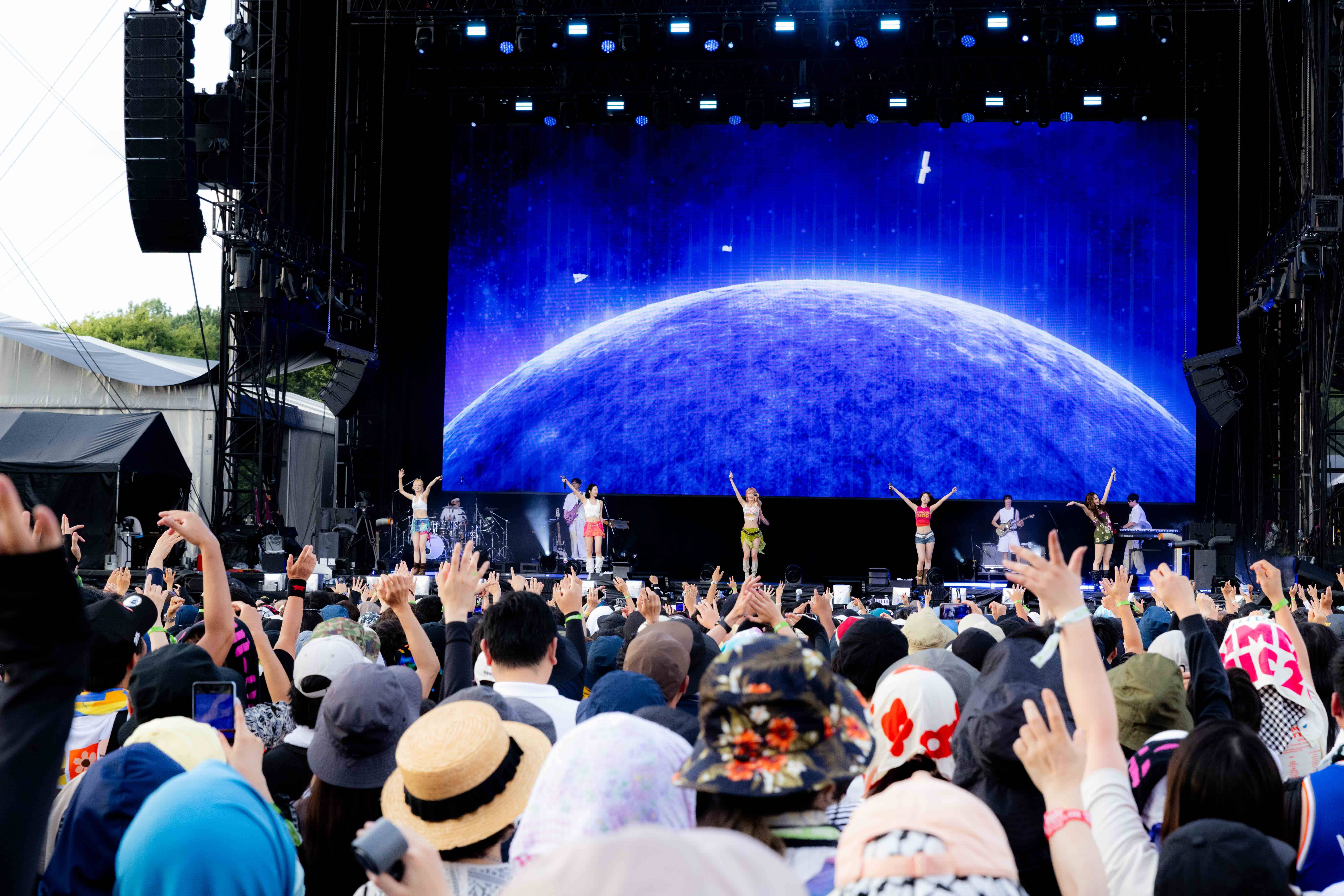 LE SSERAFIM、サマソニ初舞台で証明したライブの強度　生バンドと全14曲で生んだ熱狂