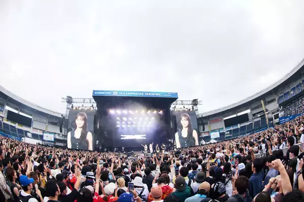「LE SSERAFIM、サマソニ初舞台で証明したライブの強度　生バンドと全14曲で生んだ熱狂」の画像
