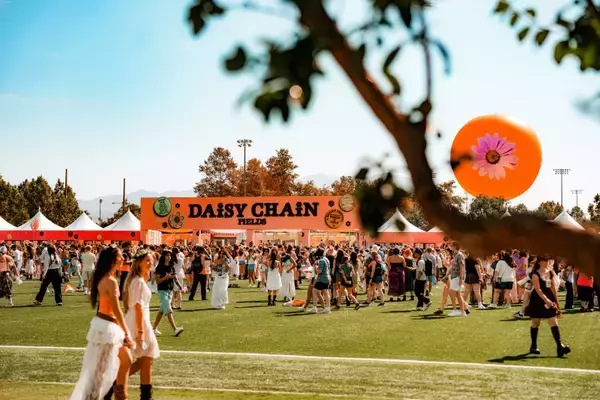 「オリヴィア・ロドリゴ主催「Daisy Chain Fields」はいかに音楽史を塗り替えたのか？　世代を超えた「女性たちの連帯」を語り合う」の画像