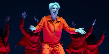 デヴィッド・バーン、コーチェラで示した「戦時下の生活」の先にある希望「愛と思いやりは抵抗の形」