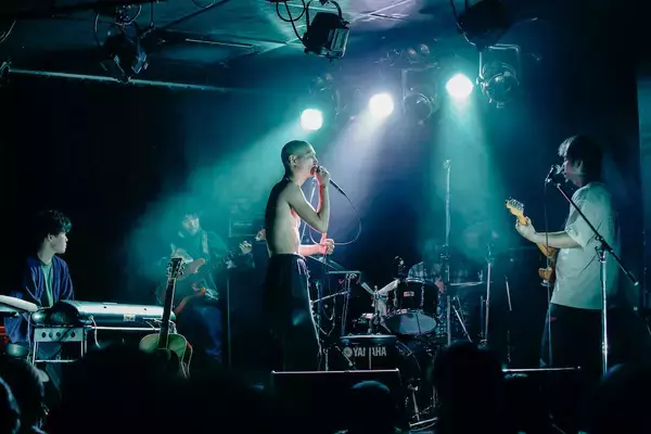 「ヨギー、ミツメら実力派アーティスト白熱のライブ「Scramble Fes 2022」レポート」の画像