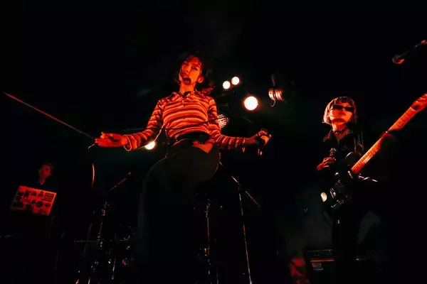 「ヨギー、ミツメら実力派アーティスト白熱のライブ「Scramble Fes 2022」レポート」の画像