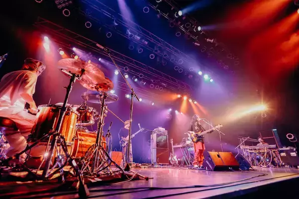 「ヨギー、ミツメら実力派アーティスト白熱のライブ「Scramble Fes 2022」レポート」の画像