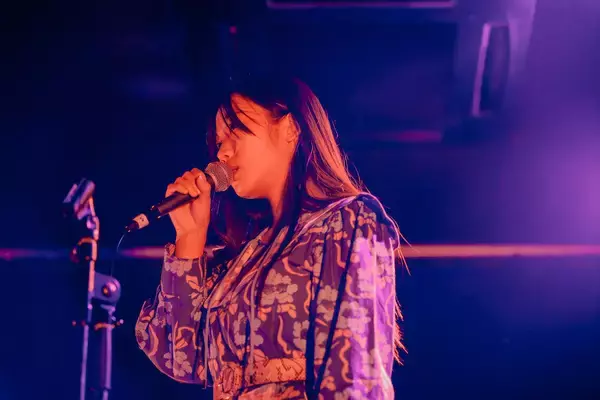 「ヨギー、ミツメら実力派アーティスト白熱のライブ「Scramble Fes 2022」レポート」の画像