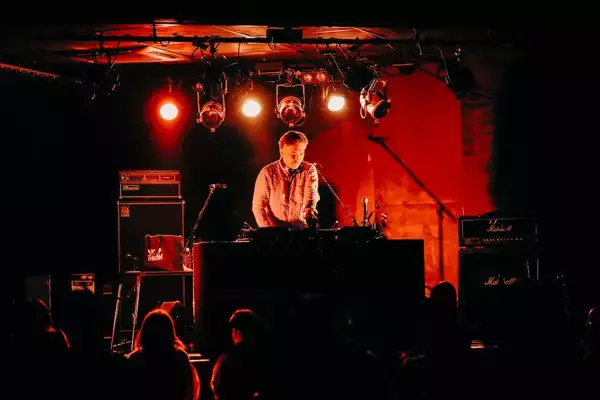 「ヨギー、ミツメら実力派アーティスト白熱のライブ「Scramble Fes 2022」レポート」の画像