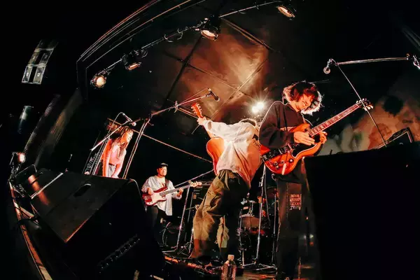 「ヨギー、ミツメら実力派アーティスト白熱のライブ「Scramble Fes 2022」レポート」の画像