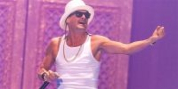 キッド・ロック、米右派「アンチ・ハーフタイムショー」でやる気のない口パクを披露