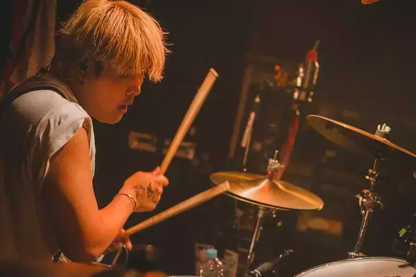 「Arakezuri、歓喜と情熱の渋谷CLUB QUATTRO公演、23曲に魂を込めた「讃歌斉唱」」の画像