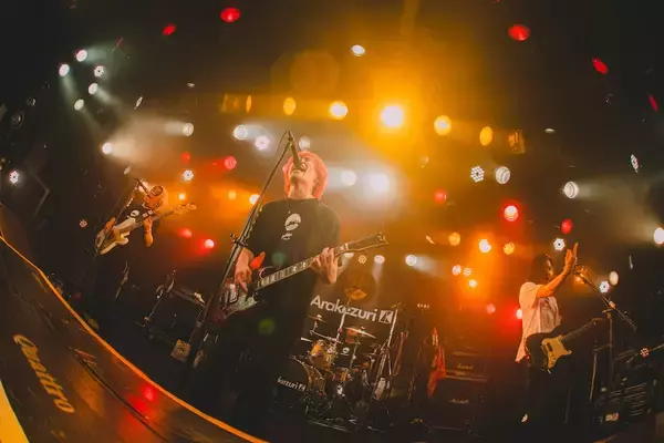 「Arakezuri、歓喜と情熱の渋谷CLUB QUATTRO公演、23曲に魂を込めた「讃歌斉唱」」の画像