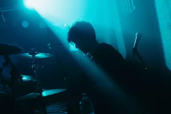 「東京酒吐座が語る「シューゲイザー」の呪縛を乗り越え、拡張した新境地、Wispとの共演秘話」の画像