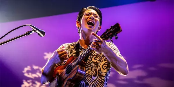 ジェイク・シマブクロ、来日ツアー初日に見せた「進化するウクレレ」と「次なるフェイズ」
