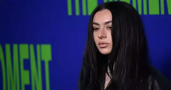 チャーリーxcxはなぜ“Brat”を終わらせたいのか　映画『the moment／ザ・モーメント』が映す成功の熱狂とその後