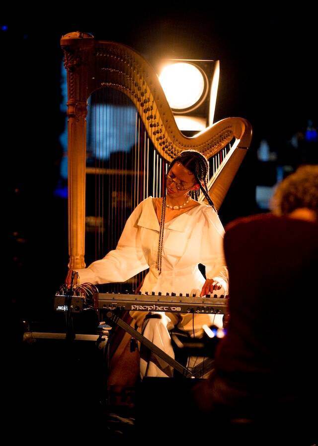 ナラ・シネフロと映画音楽の新潮流──『スマッシング・マシーン』の革新性と若き作曲家たちの台頭