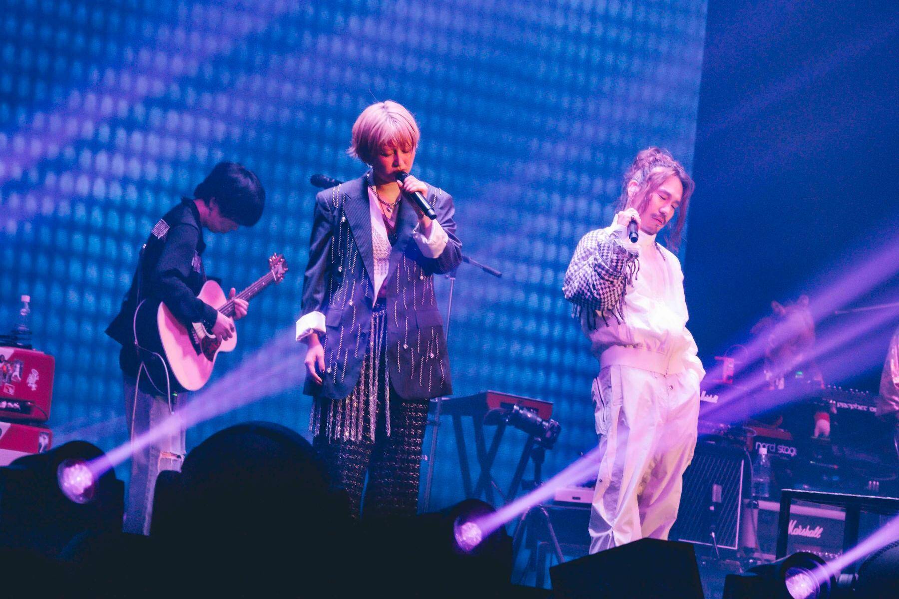 礼賛『5×5』レポート　「5人×結成5周年＝25曲」でバンドの歩みを総括、土岐麻子と清 竜人も登場