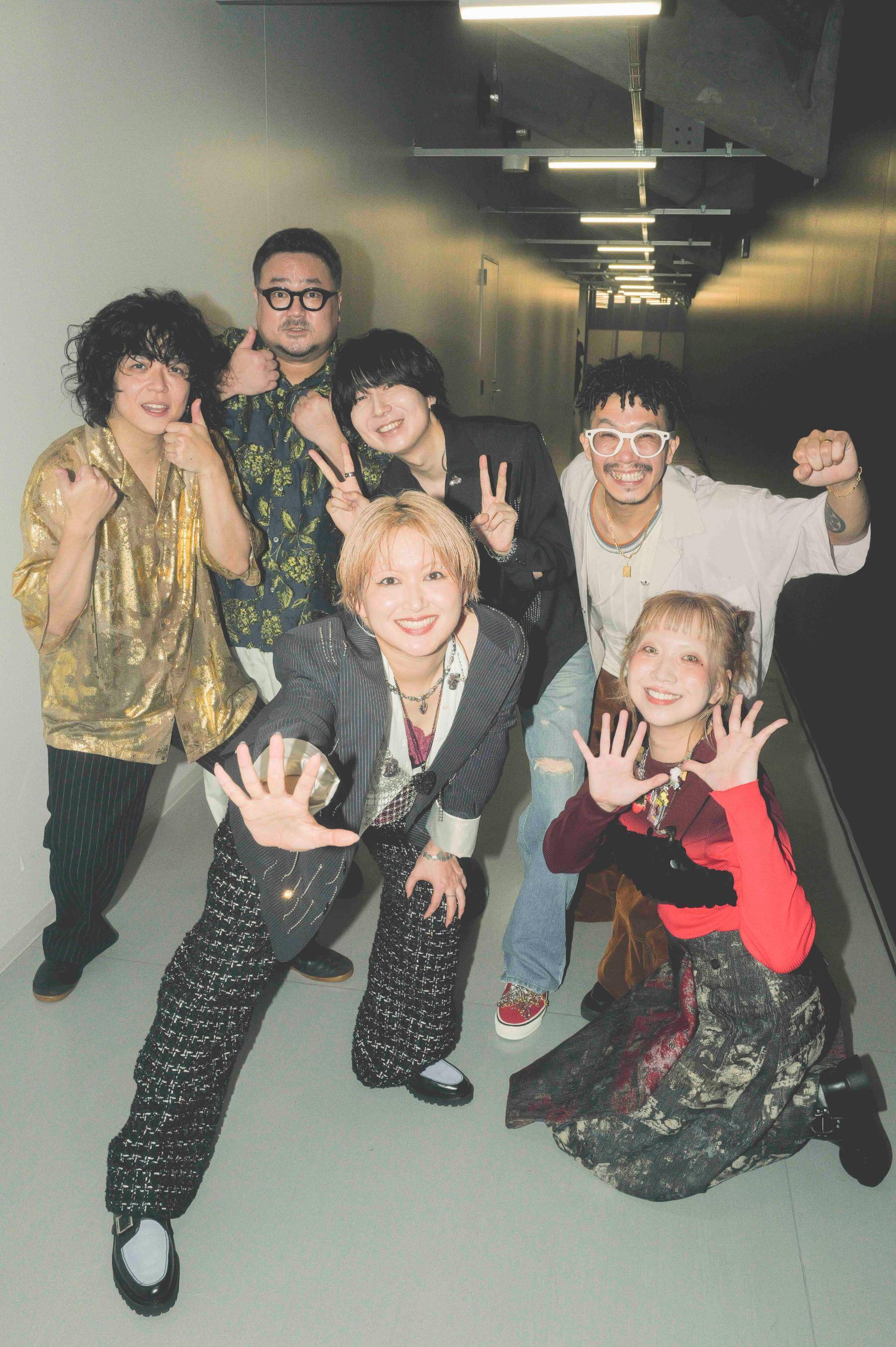礼賛『5×5』レポート　「5人×結成5周年＝25曲」でバンドの歩みを総括、土岐麻子と清 竜人も登場