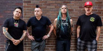 NOFXのドキュメンタリー映画『40 Years of Fuckin’ Up』公開決定、波乱万丈のパンク史を総括