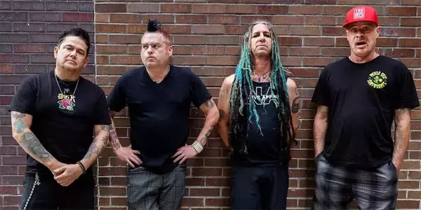 NOFXのドキュメンタリー映画『40 Years of Fuckin’ Up』公開決定、波乱万丈のパンク史を総括