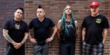 NOFXのドキュメンタリー映画『40 Years of Fuckin’ Up』公開決定、波乱万丈のパンク史を総括