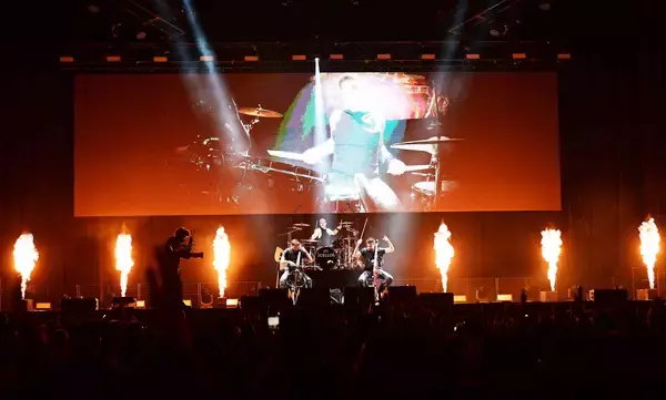 「2CELLOS最後の日本公演、愛すべき2人の魅力に満ちたラストステージ」の画像