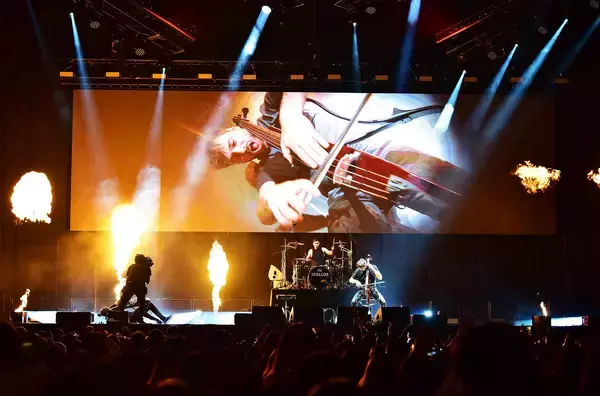 「2CELLOS最後の日本公演、愛すべき2人の魅力に満ちたラストステージ」の画像