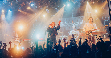 Newspeak、渋谷を揺らした“新章”の鼓動　『Glass Door』の先に開かれた未来