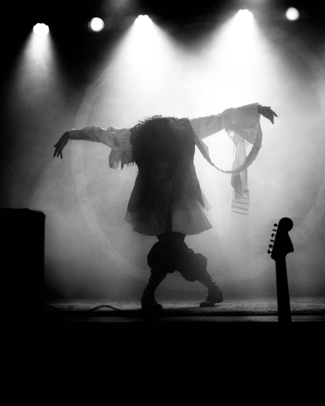 Heartworms「私は闇のほうが落ち着く」ゴスの継承者が語るモノクロの美学、反戦を歌う理由