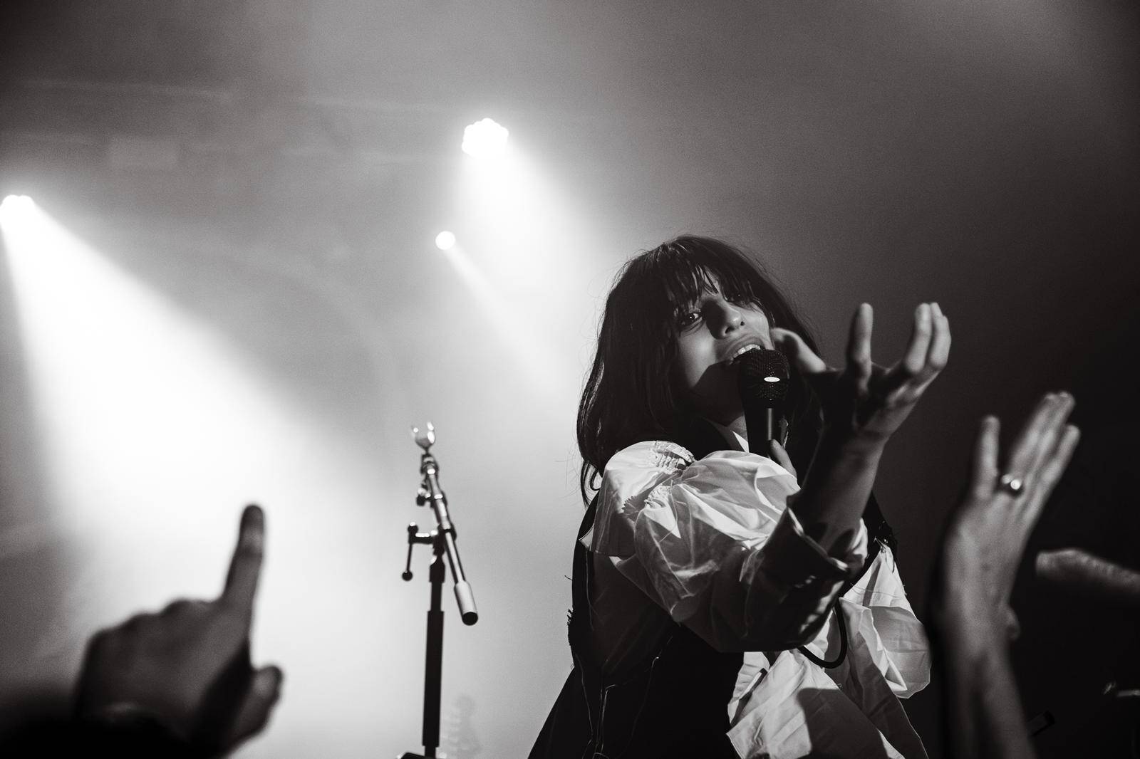 Heartworms「私は闇のほうが落ち着く」ゴスの継承者が語るモノクロの美学、反戦を歌う理由