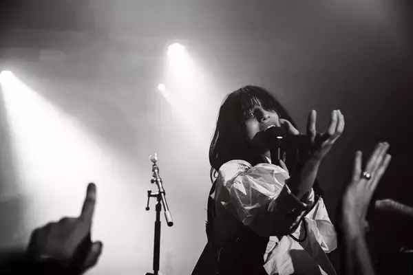 「Heartworms「私は闇のほうが落ち着く」ゴスの継承者が語るモノクロの美学、反戦を歌う理由」の画像