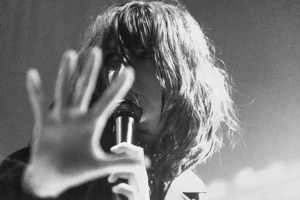 「Heartworms「私は闇のほうが落ち着く」ゴスの継承者が語るモノクロの美学、反戦を歌う理由」の画像