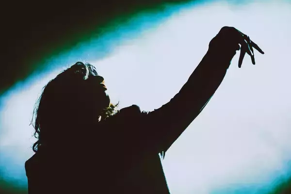 「Heartworms「私は闇のほうが落ち着く」ゴスの継承者が語るモノクロの美学、反戦を歌う理由」の画像