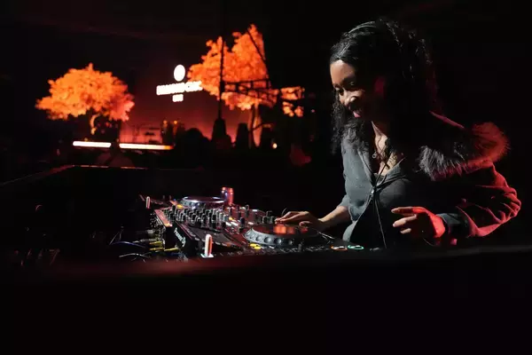 「バッド・バニー奇跡の初日本公演レポート　「音楽に言語の壁はない」ラテンポップ熱狂の宴」の画像