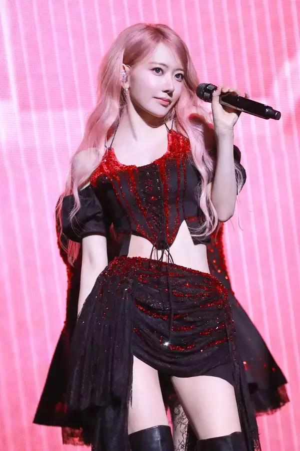 「LE SSERAFIMはなぜライブで楽曲を再構築するのか　『PUREFLOW』横浜公演に見た5人の進化」の画像
