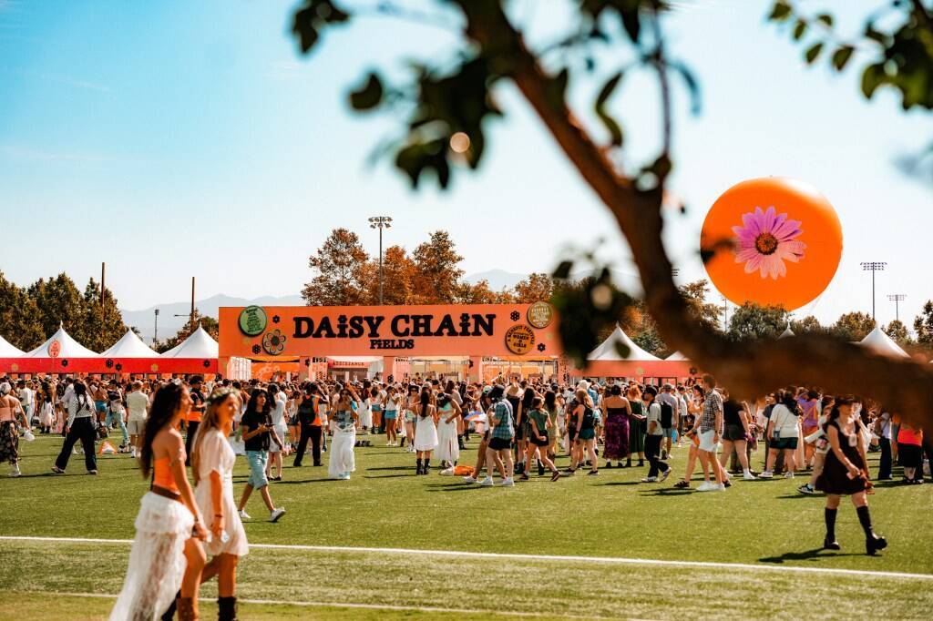 オリヴィア・ロドリゴ主催「女性たちの祝祭」Daisy Chain Fields Festivalを総括──支援団体に16億円寄付、喜びに満ちた一日