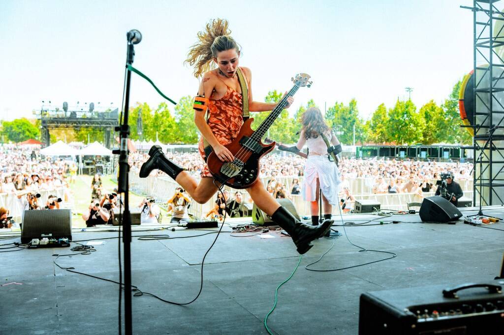 オリヴィア・ロドリゴ主催「女性たちの祝祭」Daisy Chain Fields Festivalを総括──支援団体に16億円寄付、喜びに満ちた一日