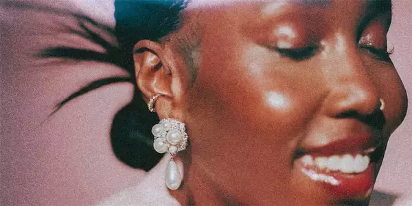 UKジャズを代表する声、Ego Ella Mayが語る「独創性の源泉」と「祈りの力」