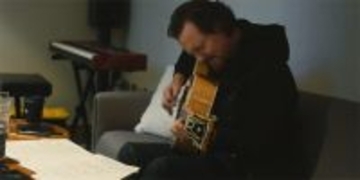 パール・ジャムのエディ・ヴェダーが語る、難病の子供たちを救うための闘い【独占インタビュー】