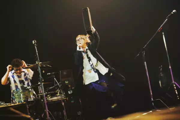 「礼賛『超超超BUSYツアー』全公演ソールドアウトで完走、「どんどん上に上がっていく」5人の快進撃」の画像