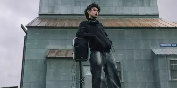 Quadecaが語る⸺ヒップホップとフォークを往還、孤独の深淵を旅してきた半生