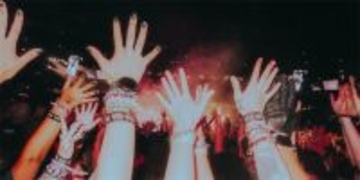 スマホはしまおう！　ライブを台無しにする「迷惑客」のためのマナーガイド