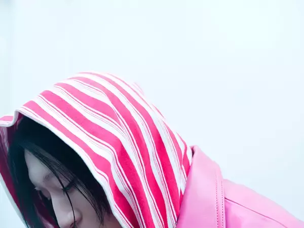 「Ayaseが語る、自分の声で歌う必然　YOASOBIの先でつながったライブハウスの記憶」の画像