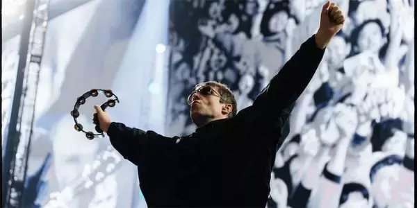 オアシス奇跡の日本公演レポート　リアムとノエルが手を取り合い歓喜の大合唱、問答無用の完全復活ライブ