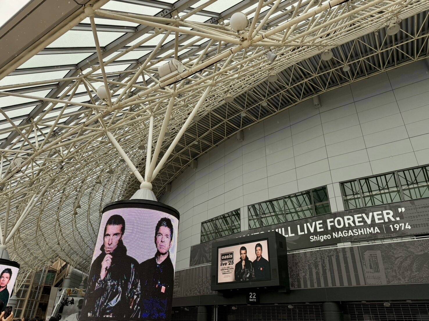 オアシス奇跡の日本公演レポート　リアムとノエルが手を取り合い歓喜の大合唱、問答無用の完全復活ライブ