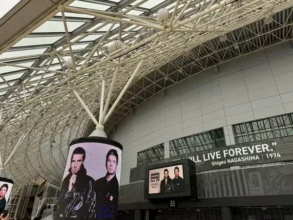 「オアシス奇跡の日本公演レポート　リアムとノエルが手を取り合い歓喜の大合唱、問答無用の完全復活ライブ」の画像