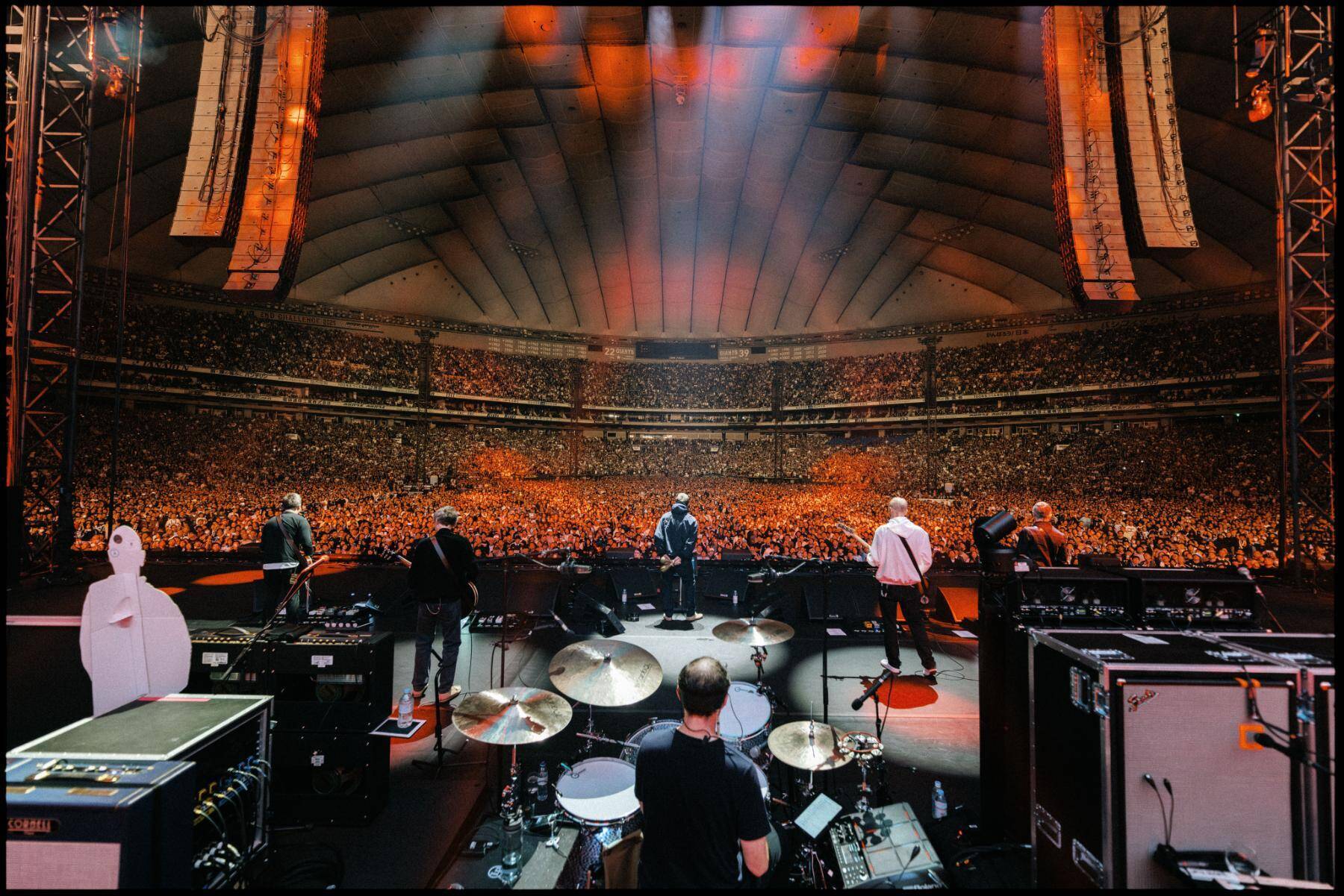 オアシス奇跡の日本公演レポート　リアムとノエルが手を取り合い歓喜の大合唱、問答無用の完全復活ライブ